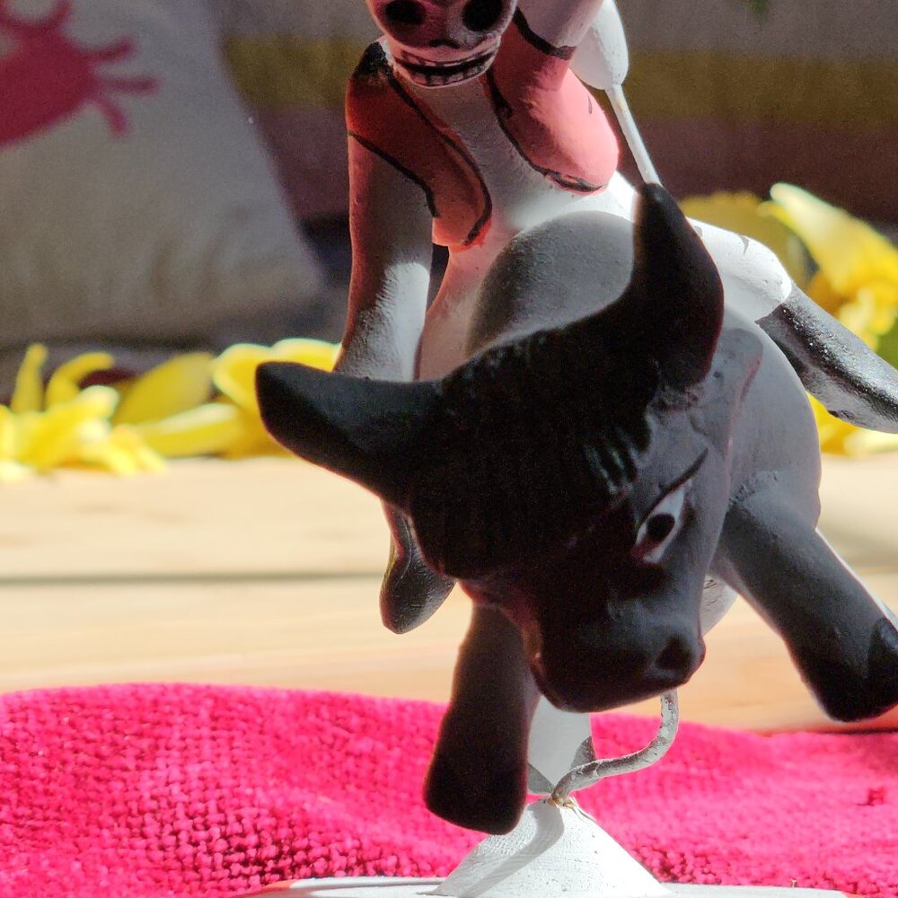 VINTAGE OAXACAN BULL RIDER SCULPTURE - Picture 4 of 5